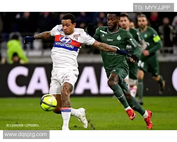 德佩穿上全新设计足球鞋展现个性风采引领潮流趋势